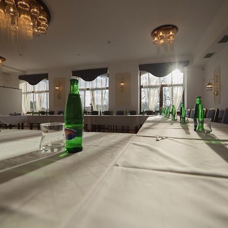 Hotel Petrin ยาโบลเนช นัด นิโซ ภายนอก รูปภาพ